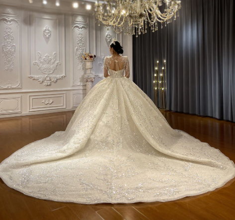 How to Choose a Luxury Bridal Gown and the Evening Dress for Your Reception